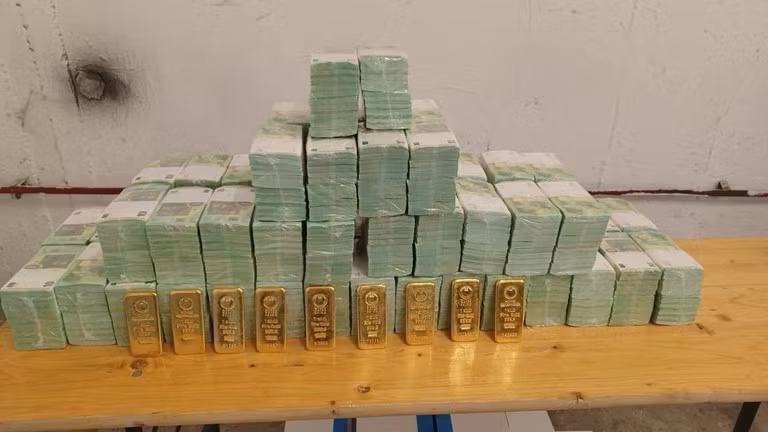 Tiền mặt và vàng bị Hungary thu giữ bị nghi ngờ liên quan đến đường dây rửa tiền của Ukraine.