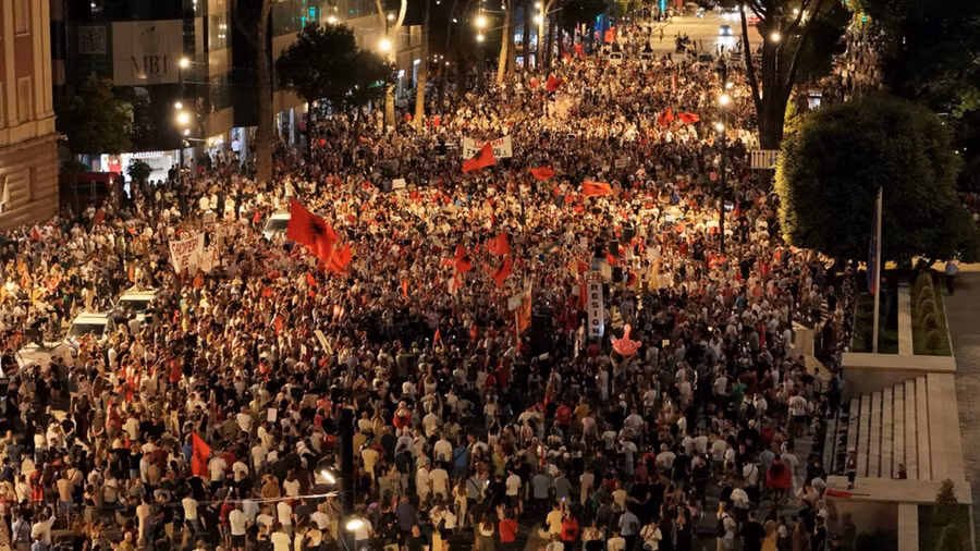 Quang cảnh cuộc biểu tình ở Tirana, Albania, ngày 27/6/2026.