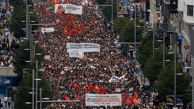 Người biểu tình tuần hành dọc Gran Via ở Madrid, Tây Ban Nha, ngày 3/10/2026. 