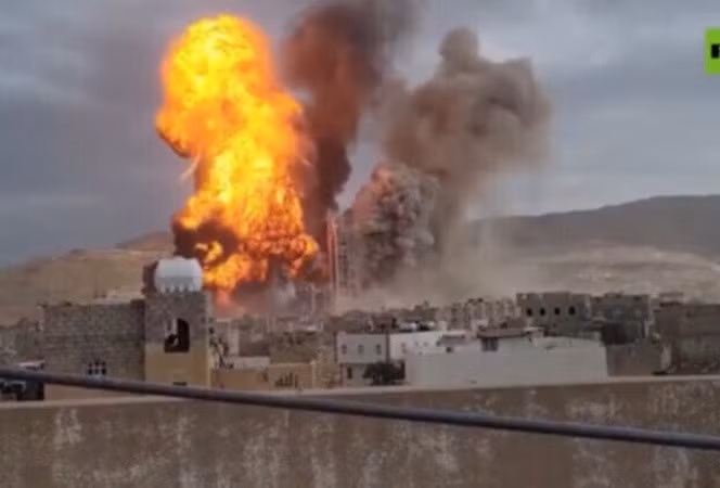 Lửa cháy bốc cao sau một cuộc tấn công của lực lượng Houthi nhằm vào lãnh thổ Saudi Arabia.