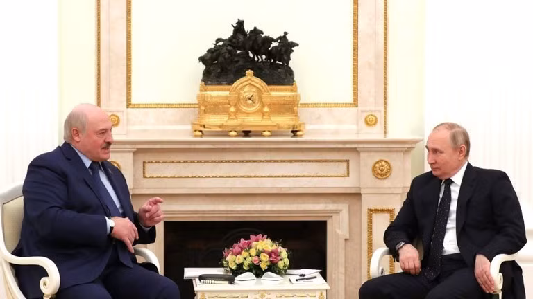 Tổng thống Nga, Vladimir Putin, (phải) và Tổng thống Belarus, Alexander Lukashenko.