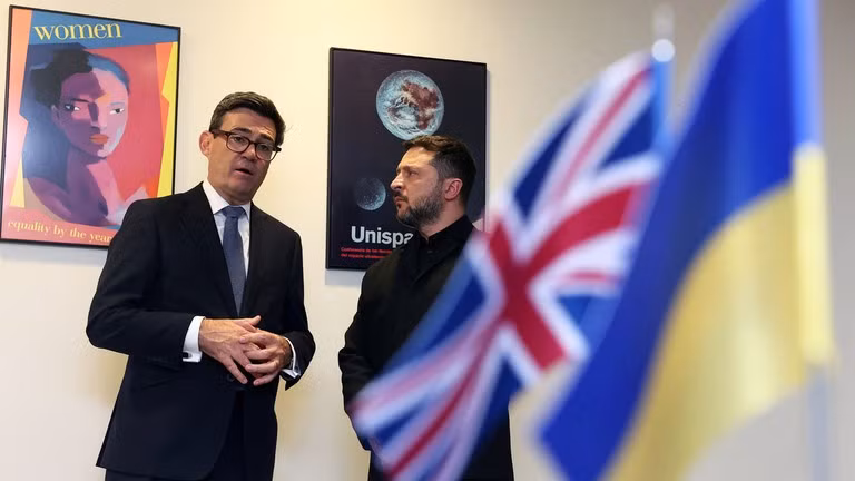 Thủ tướng Anh Andy Burnham (trái) và Tổng thống Ukraine Vladimir Zelensky.