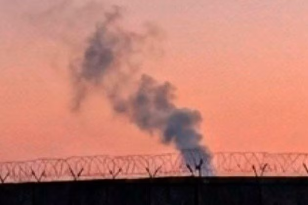 Khói đen bốc cao sau cuộc tấn công của Iran vào trụ sở Hạm đội 5 của Hải quân Mỹ tại Bahrain, ngày 6/6/2026.