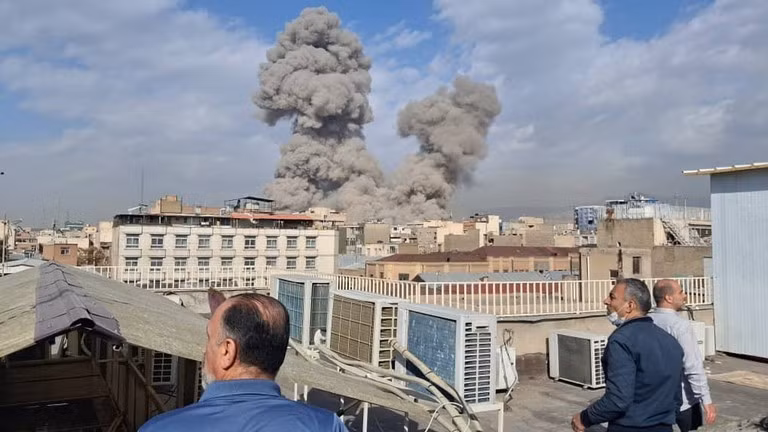 Những đám khói bốc lên cao sau một cuộc tấn công của Israel nhằm vào Iran, ngày 28/2.