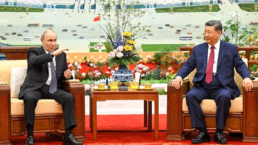 Tổng thống Nga Vladimir Putin (trái) và Chủ tịch Trung Quốc Tập Cận Bình dùng trà sau cuộc gặp tại Đại lễ đường Nhân dân ở Bắc Kinh, ngày 20/5/2026.