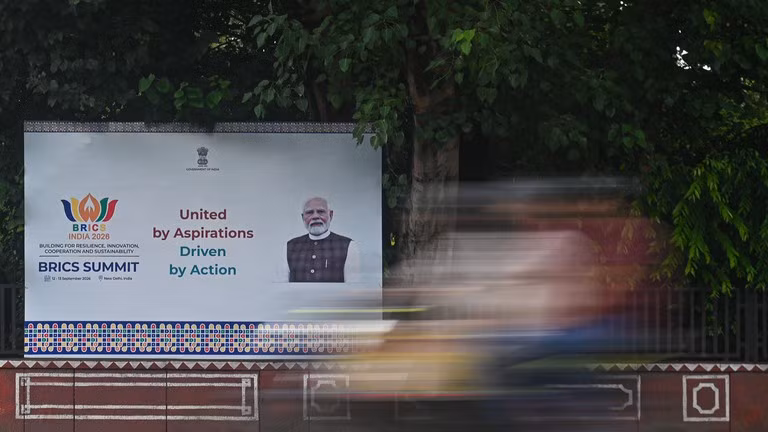 Một bảng quảng cáo có hình Thủ tướng Ấn Độ Narendra Modi tại New Delhi, trước thềm Hội nghị thượng đỉnh BRICS lần thứ 18.