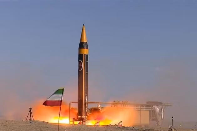 Tên lửa đạn đạo Khorramshahr thế hệ thứ 4 với tầm bắn 2.000km của Iran.