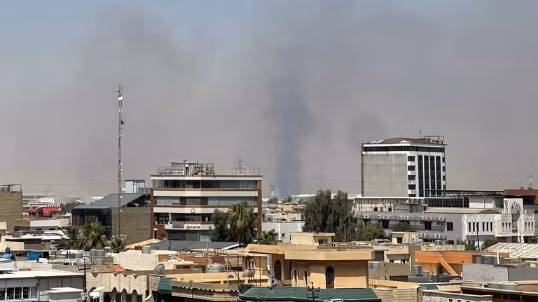 Khói đen bốc lên sau các vụ nổ gần căn cứ quân sự Mỹ ở Erbil, Iraq, ngày 24/7/2026.