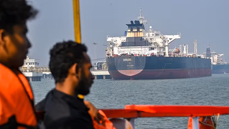 Một tàu chở dầu thô cập cảng Mumbai sau khi đi qua eo biển Hormuz, ngày 11/3/2026.