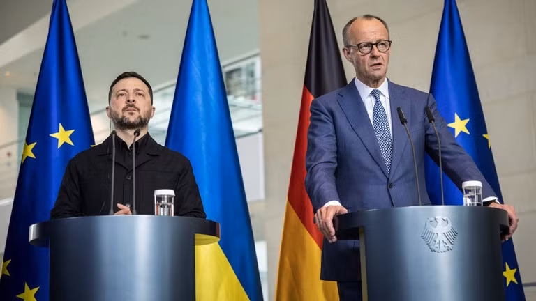 Tổng thống Ukraine Vladimir Zelensky (trái) và Thủ tướng Đức Friedrich Merz tham dự cuộc họp báo tại Berlin, ngày 14/4/2026.