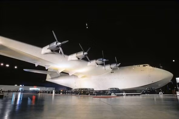 Chiếc máy bay Spruce Goose nổi tiếng của Howard Hughes chỉ thực hiện được một chuyến bay ngắn ngủi.