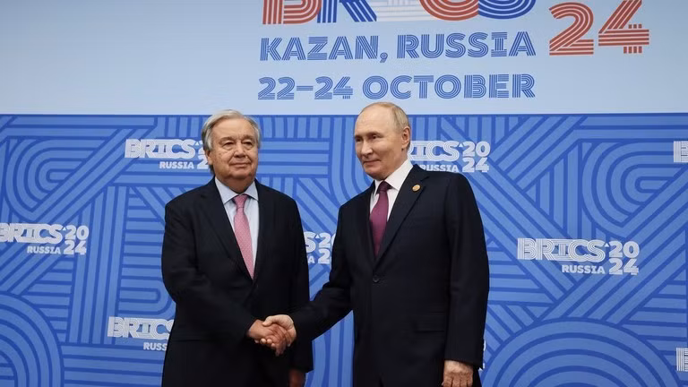 Tổng thư ký LHQ Antonio Guterres (trái) và Tổng thống Nga Vladimir Putin