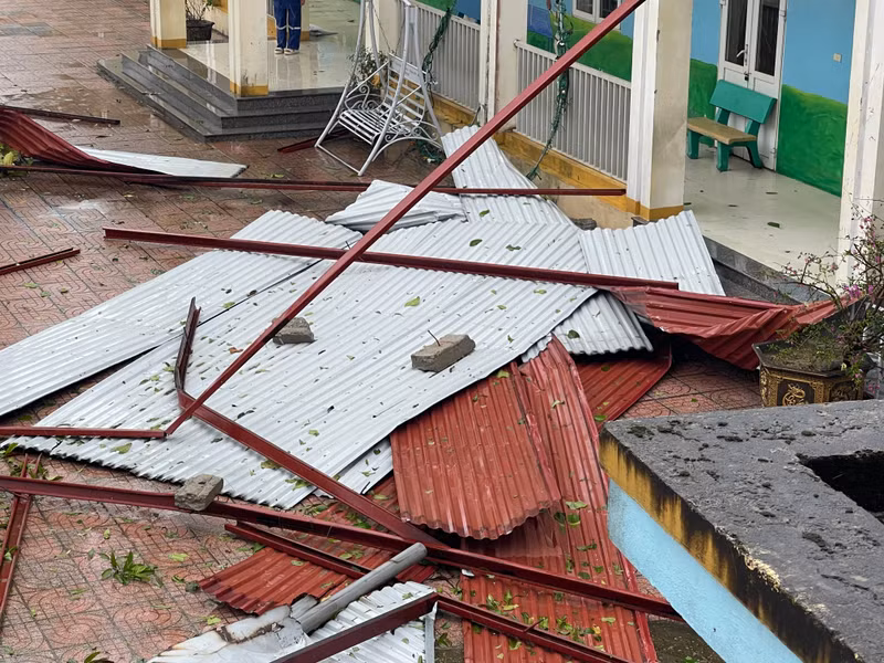 Toàn bộ mái tôn dãy phòng học bị tốc mái hoàn toàn. img-9710.jpg