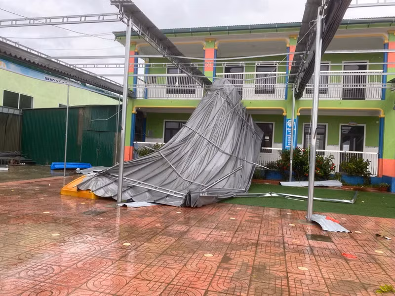 Trường Mầm non Văn Sơn (xã Đô Lương, Nghệ An) bị sập mái che ở sân, bay mái tôn tầng 2. img-9724.jpg