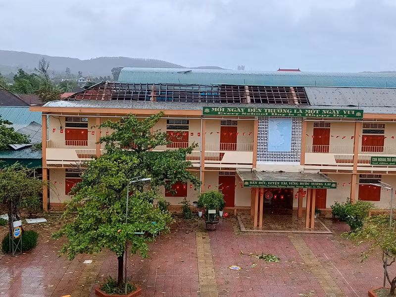 Trường Tiểu học Thịnh Sơn (xã Đô Lương, Nghệ An) bị tốc một phần mái tôn dãy nhà phòng học. img-9722.jpg
