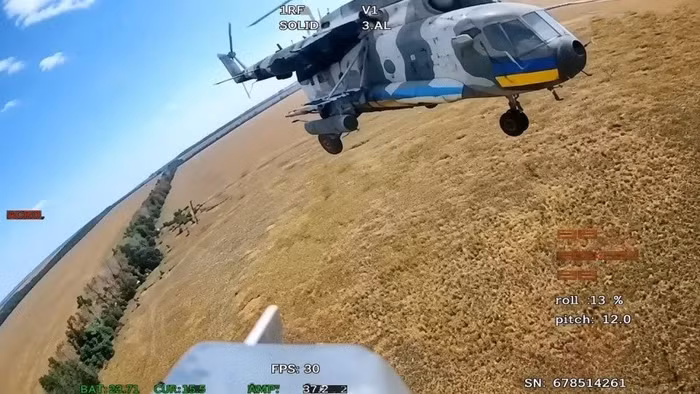 Mi-17 Ukraine bẻ lái, thoát cú đâm sinh tử của UAV