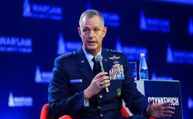 Tư lệnh tối cao của NATO tại châu Âu Alexus Grynkewich phát biểu trong Diễn đàn An ninh Warsaw ở thủ đô Ba Lan ngày 12/10/2026