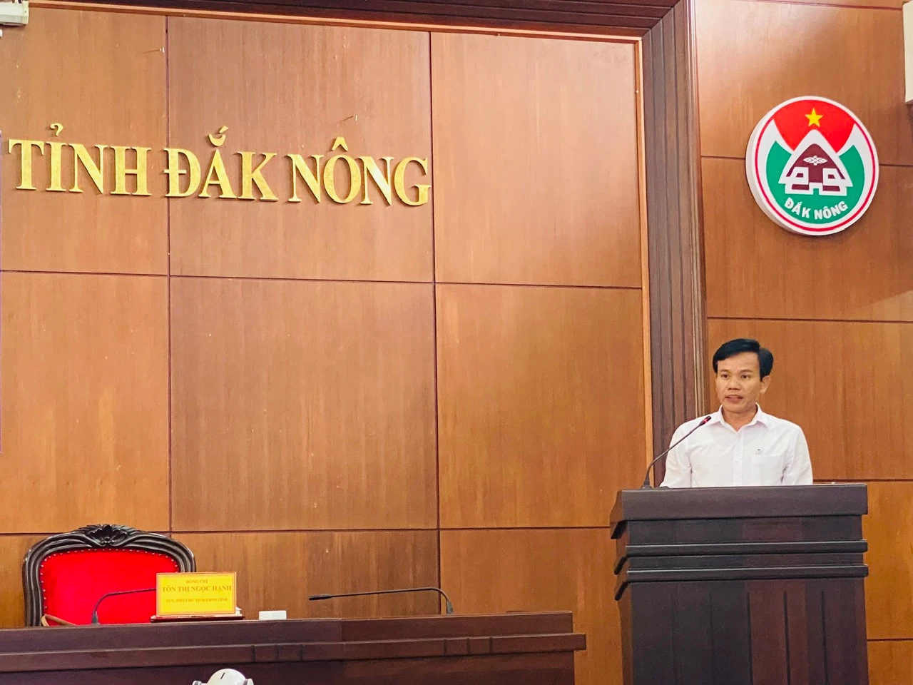 Thầy Nguyễn Bá Dũng - Hiệu trưởng Trường Tiểu học Kim Đồng (huyện Đắk Glong, tỉnh Đắk Nông) chia sẻ tâm tư, nguyện vọng với Bộ trưởng Bộ GD&amp;ĐT.