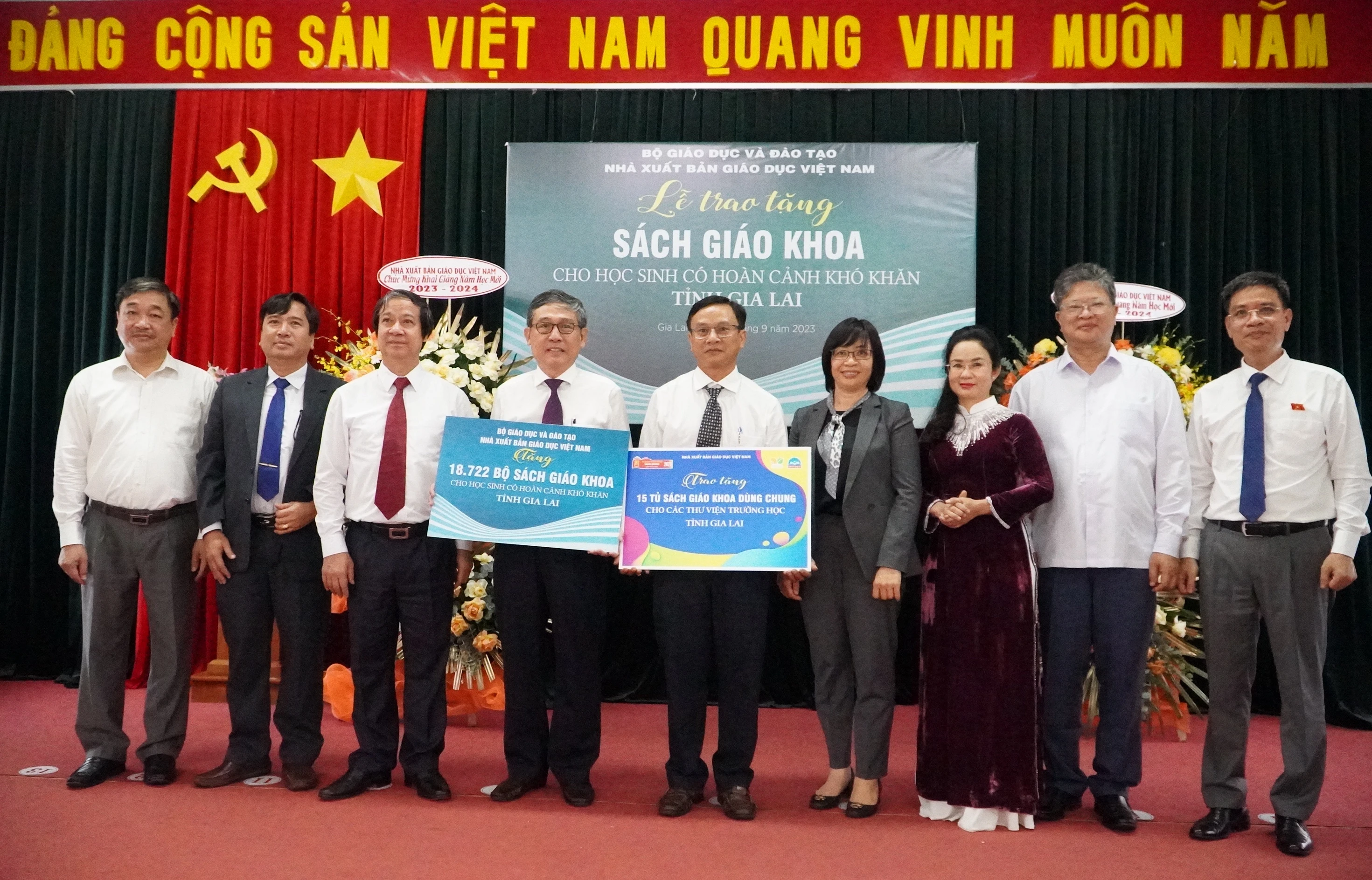 Bộ trưởng Nguyễn Kim Sơn cùng NXBGDVN tặng SGK cho tỉnh Gia Lai.