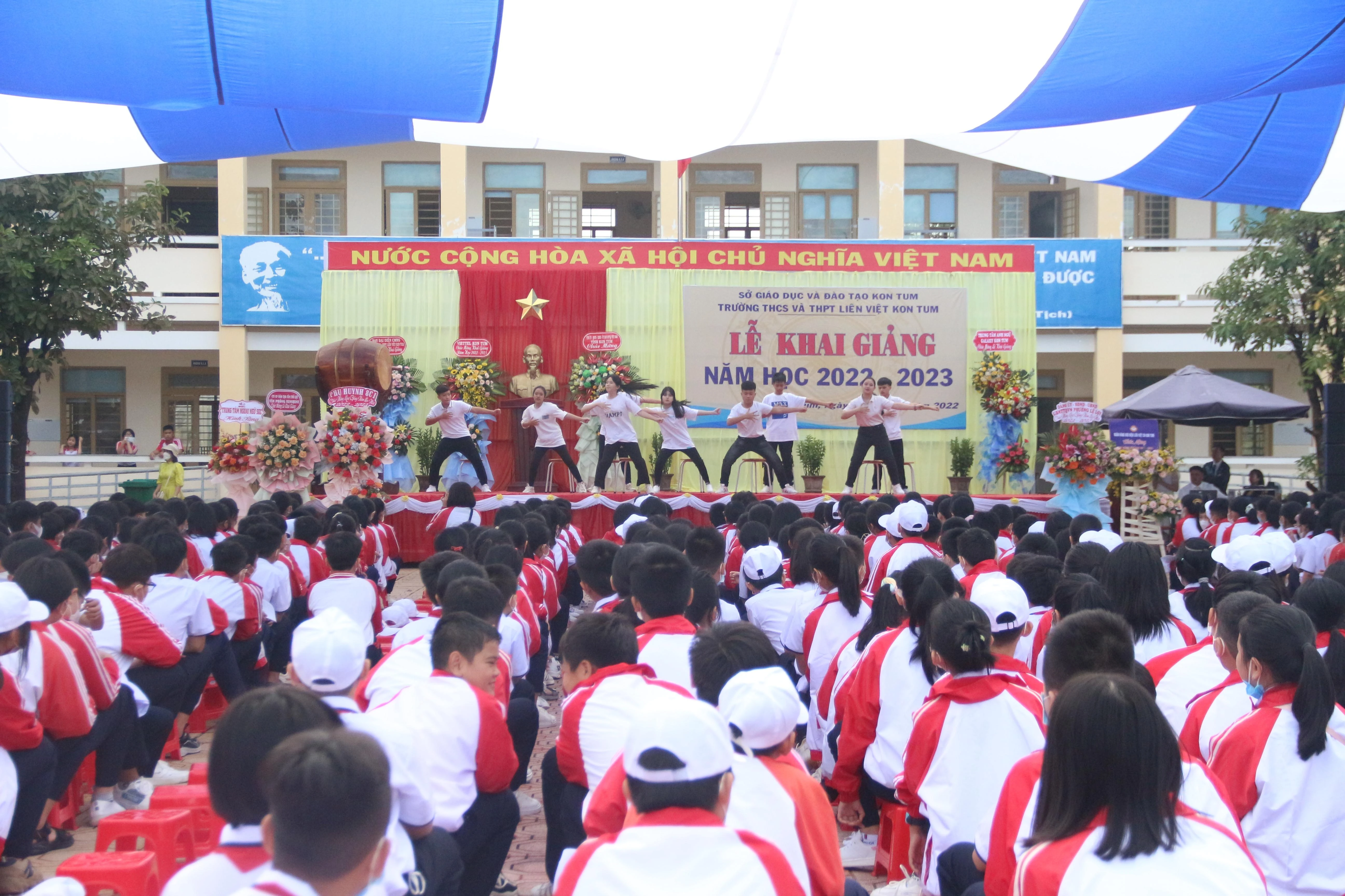 Học sinh Kon Tum phấn khởi chào đón năm học mới.