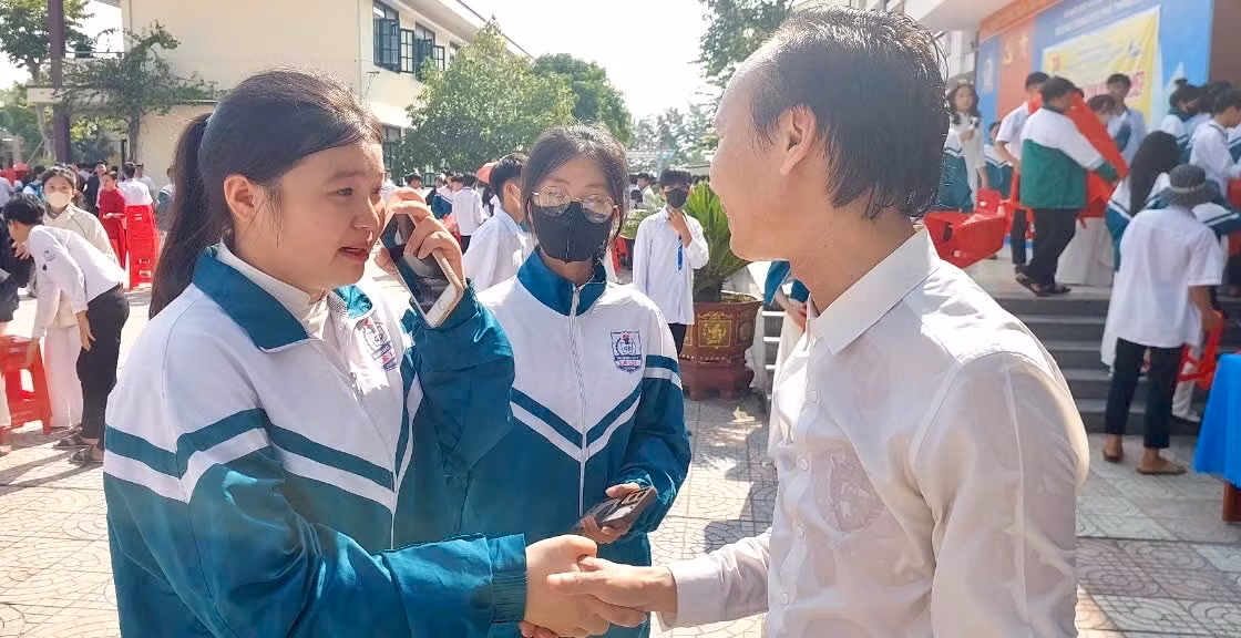 Một học sinh hạnh phúc đến rơi nước mắt khi gặp lại TS Huỳnh Anh Bình tại buổi tư vấn hướng nghiệp ở trường mình. 