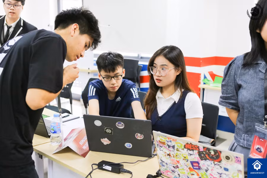 Đây là hội nghị giả lập những phiên họp cấp cao của các Hội đồng trực thuộc Liên Hợp Quốc, lấy học sinh làm trung tâm. Học sinh đóng vai các đại biểu đại diện cho các quốc gia trên thế giới tham gia vào tranh luận các vấn đề lớn mang tính toàn cầu để mang lại những giải pháp tối ưu nhất.