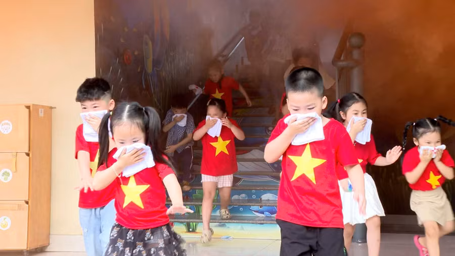 Học sinh thực hành thoát hiểm trong môi trường có khói, khí độc.