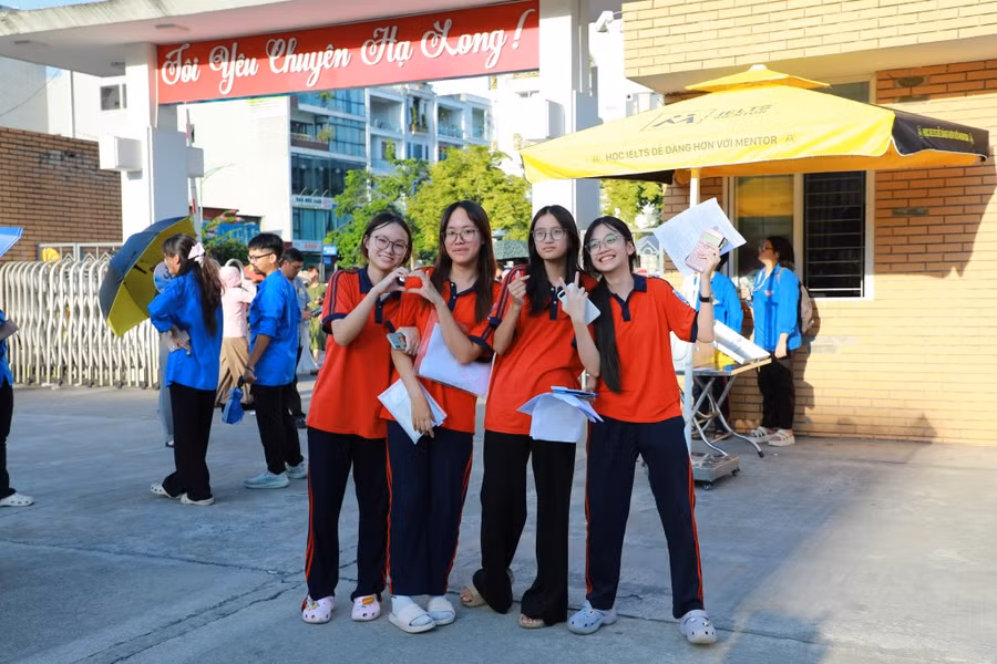 Thí sinh vui vẻ, thoải mái sau khi hoàn thành Kỳ thi tuyển sinh vào lớp 10.