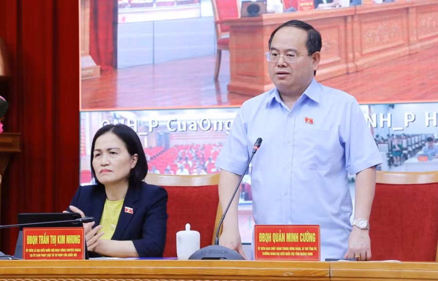 Ông Quản Minh Cường, Bí thư Tỉnh ủy Quảng Ninh phát biểu tại buổi tiếp xúc cử tri.