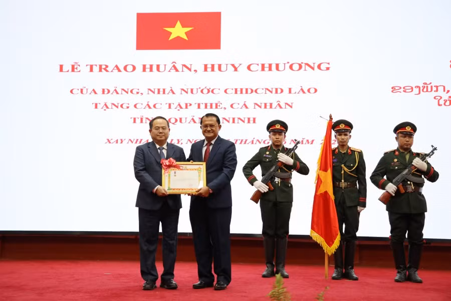 Ông Quản Minh Cường, Bí thư Tỉnh ủy Quảng Ninh thay mặt tỉnh Quảng Ninh đón nhận Huân chương Lao động hạng Nhất của nước Cộng hòa Dân chủ Nhân dân Lào trao tặng cho tỉnh Quảng Ninh.