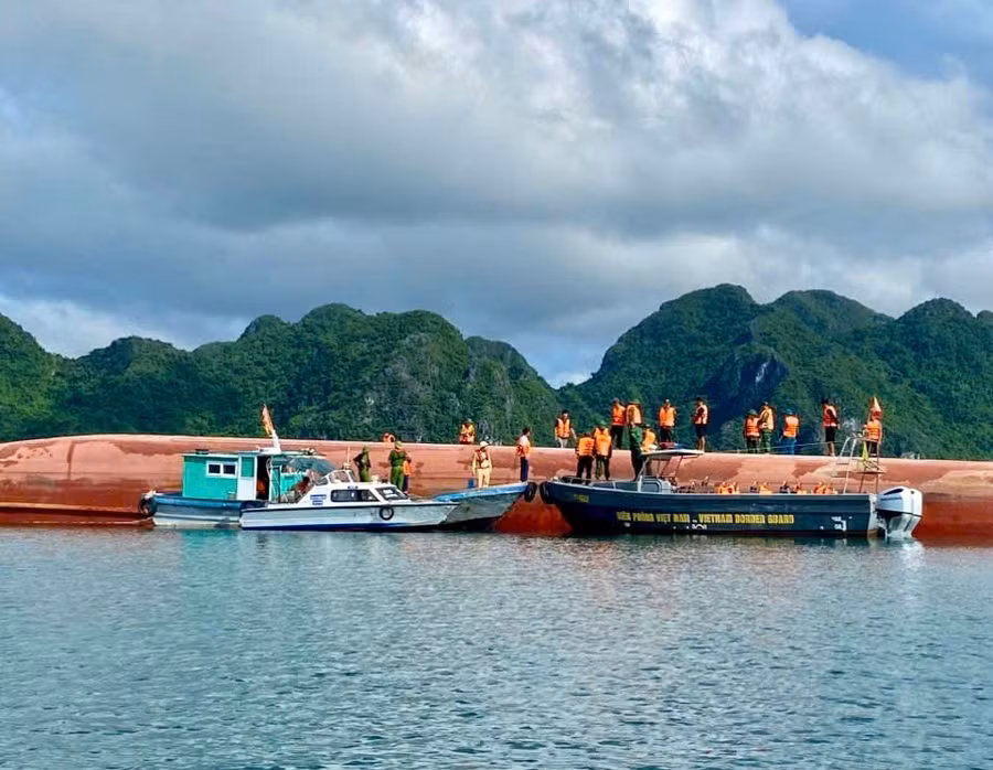 Hiện trường vụ lật tàu.