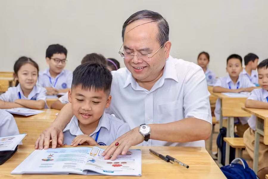 Ông Quản Minh Cường, Bí thư Thành ủy Quảng Ninh dự một tiết học tại Trường TH, THCS và THPT Thực hành Sư phạm. Ông Quản Minh Cường, Bí thư Thành ủy Quảng Ninh dự một tiết học tại Trường TH, THCS và THPT Thực hành Sư phạm.