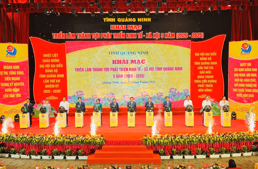 Các đại biểu bấm nút khai mạc triển lãm.