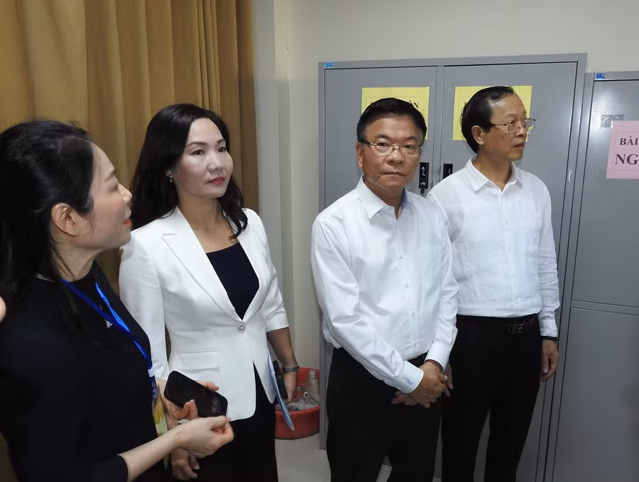 Phó Thủ tướng Lê Thành Long kiểm tra tại điểm thi Trường THPT Hòn Gai, TP Hạ Long.
