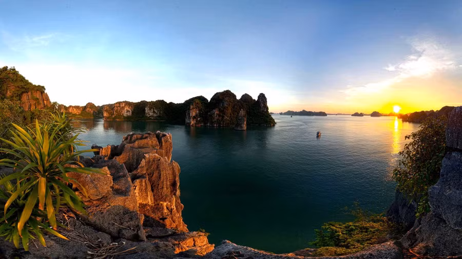 Hoàng hôn trên vịnh Hạ Long. (Ảnh: Đỗ Giang)