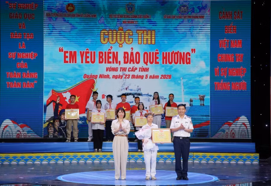 Ban Tổ chức trao giải Nhất cho thí sinh Nguyễn Kiều Oanh, học sinh lớp 7A1, Trường THCS Trọng Điểm.