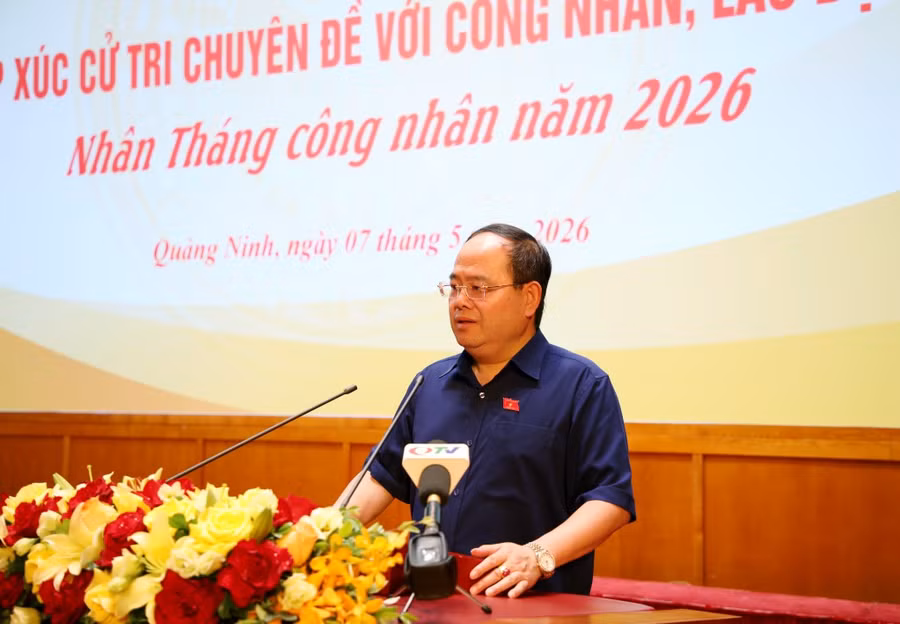 Ông Quản Minh Cường, Ủy viên Trung ương Đảng, Bí thư Tỉnh ủy, Trưởng Đoàn ĐBQH tỉnh Quảng Ninh phát biểu tại buổi tiếp xúc cử tri.
