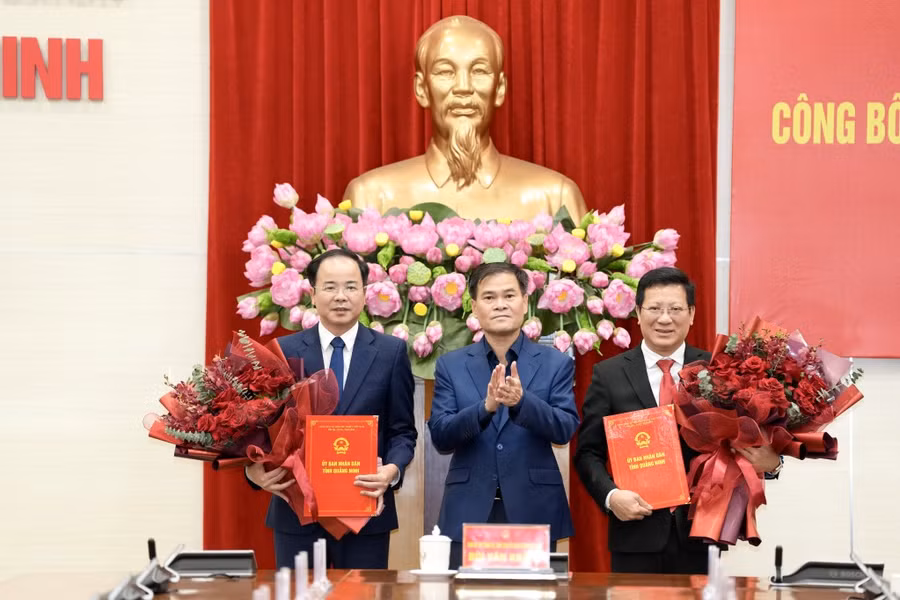 Chủ tịch UBND tỉnh trao Quyết định cho ông Nguyễn Việt Dũng (bên phải) và ông Lê Ngọc Thanh.