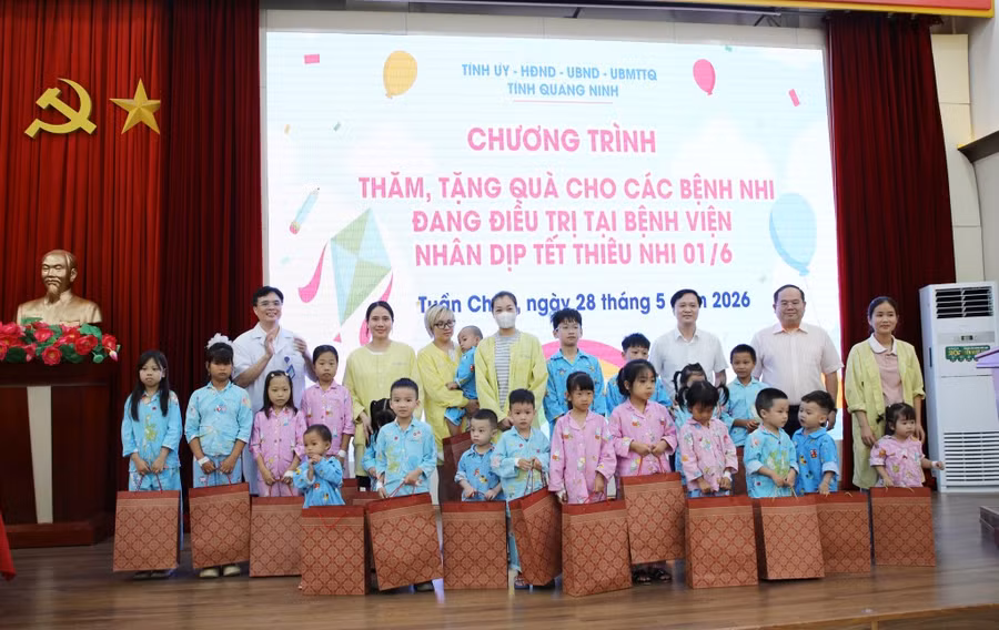 Bí thư Tỉnh ủy Quảng Ninh trao quà động viên các bệnh nhi đang điều trị tại bệnh viện.