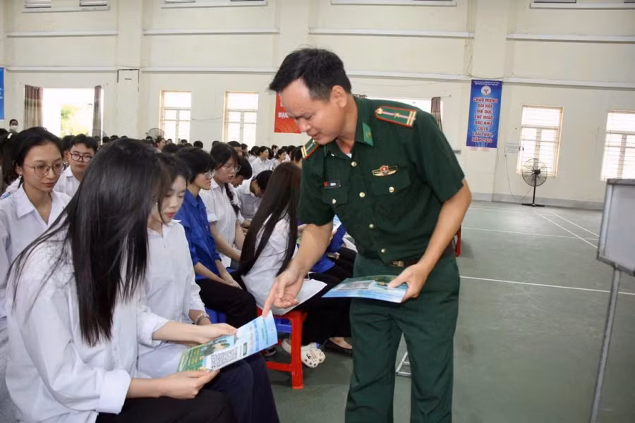 Cán bộ Đồn Biên phòng Cô Tô hướng dẫn học sinh cách truy cập và sử dụng “Hòm thư điện tử tố giác tội phạm ẩn danh”.
