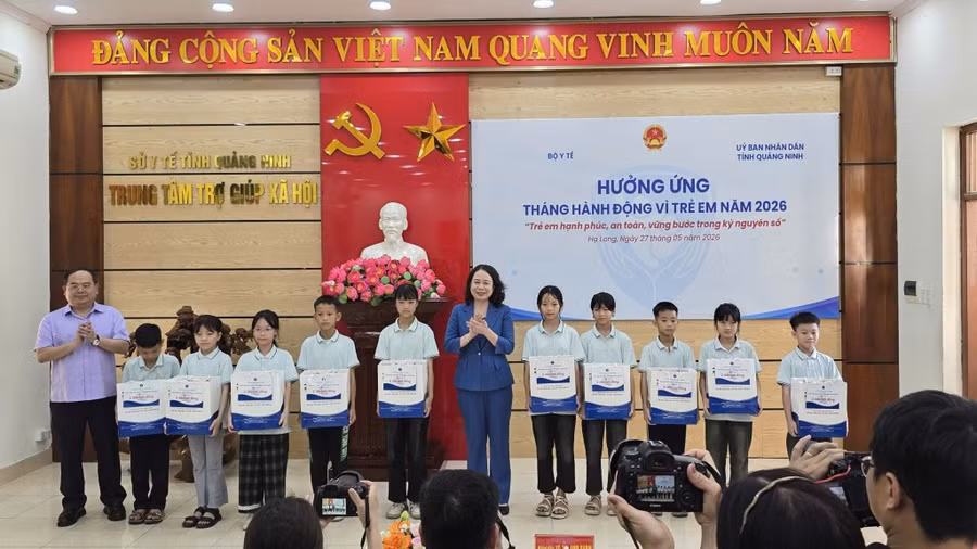 Phó Chủ tịch nước Võ Thị Ánh Xuân và Bí thư Tỉnh ủy Quản Minh Cường tặng quà cho các cháu tại Trung tâm trợ giúp xã hội tỉnh Quảng Ninh (cơ sở 2).