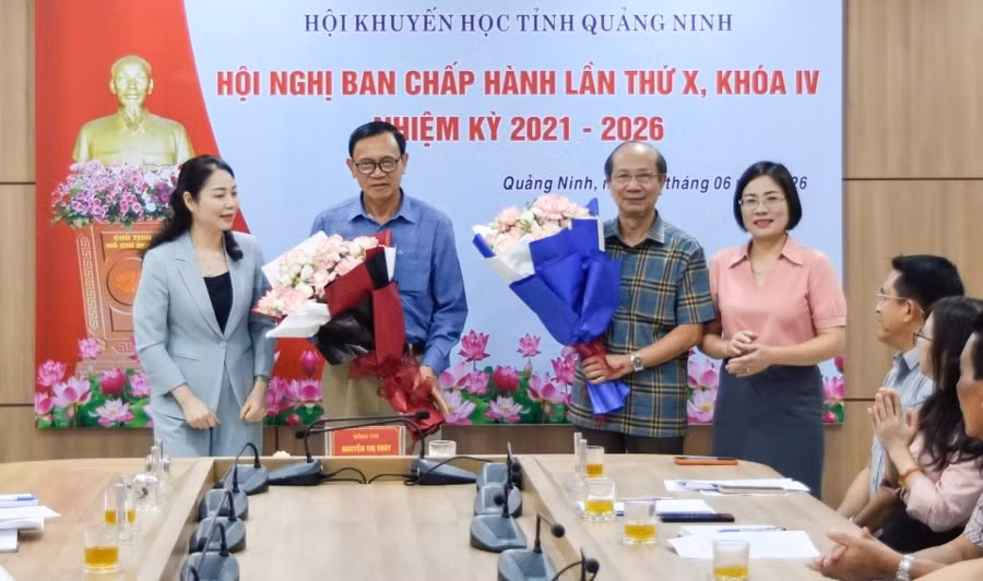 Ông Lãnh Thế Vinh và Vũ Xuân Phú nhận hoa chúc mừng.