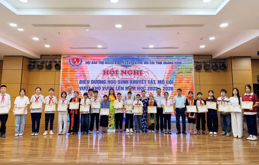 Các học sinh khuyết tật, mồ côi tiêu biểu vượt khó vươn lên được khen thưởng.
