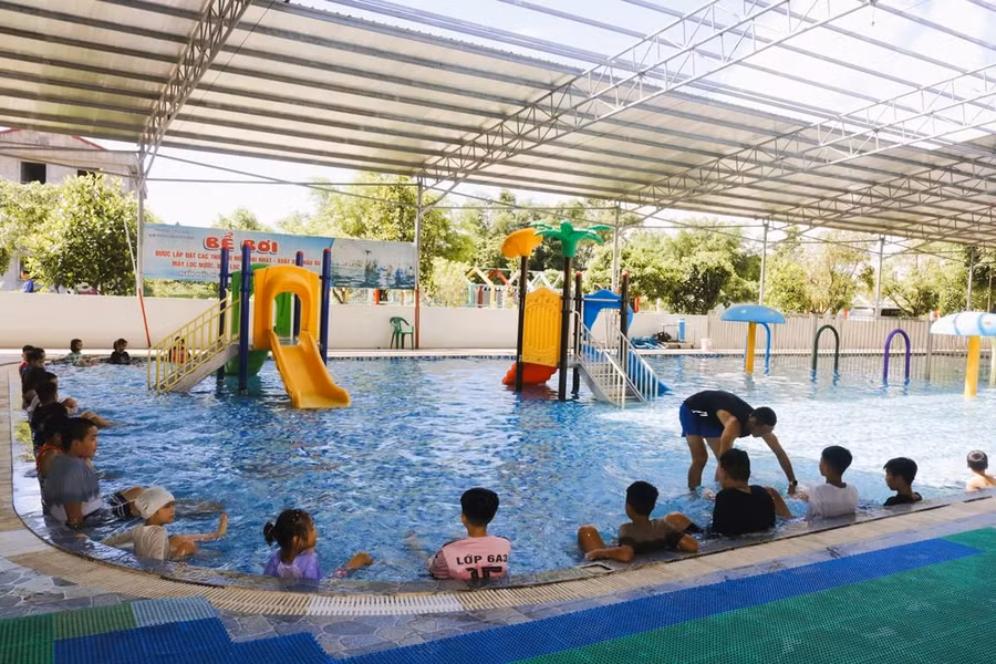 Lớp học bơi miễn phí trong ngày khai giảng.
