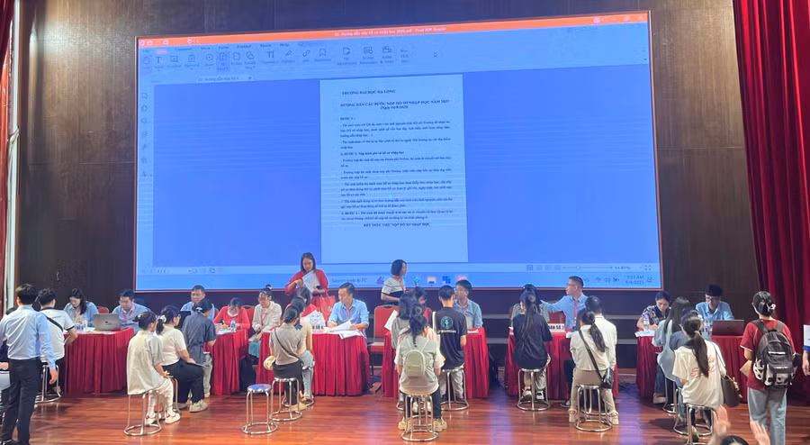 Các sinh viên nhập học sáng 4/9.