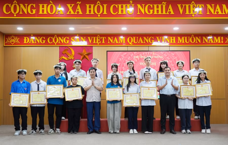 Lãnh đạo phường Việt Hưng trao tặng giấy khen cho học sinh tiêu biểu.
