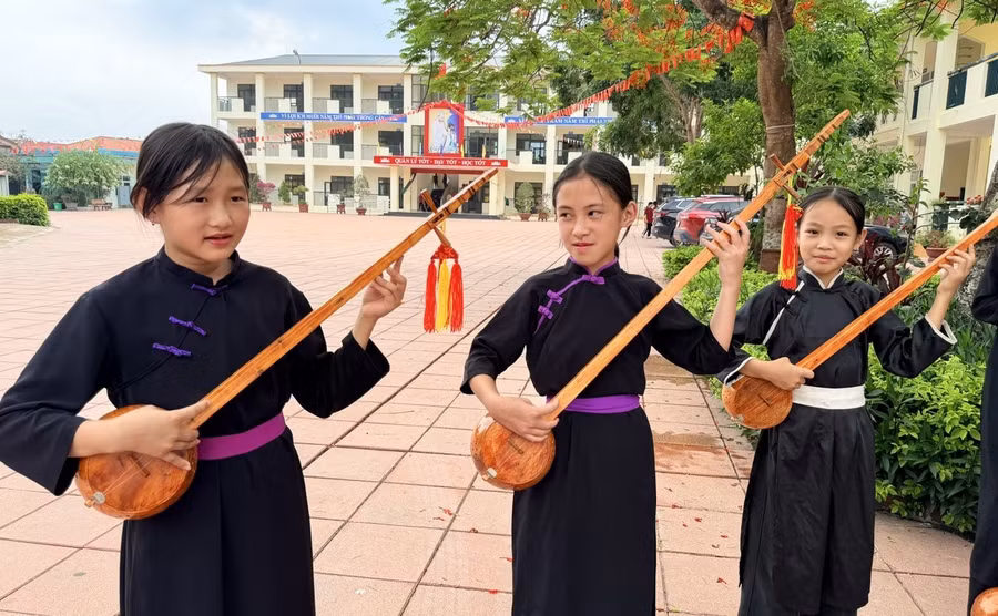 Học sinh Trường TH&THCS Đồng Tâm luyện tập hát then, đàn tính.