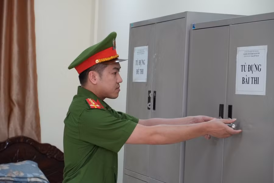 Lực lượng an ninh kiểm tra tủ đựng đề, bài thi tốt nghiệp THPT năm 2026 tại điểm thi Trường THPT Ba Chẽ.