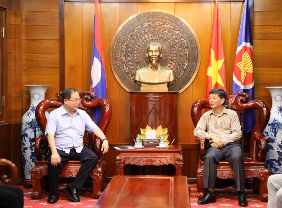 Bí thư Tỉnh ủy Quảng Ninh trao đổi với Tổng Lãnh sự Việt Nam tại Luông Pha Băng.