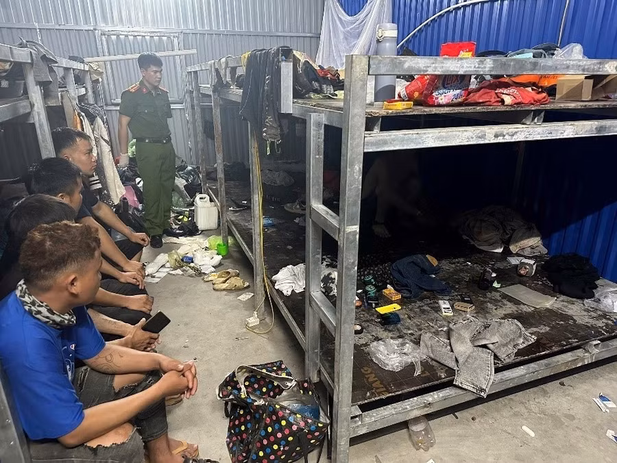 Công an tỉnh Quảng Ninh tiến hành khám xét tại lán trại công nhân.